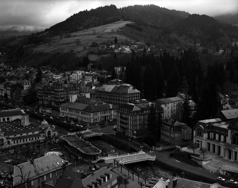 Vue de la ville en direction du sud-est, depuis le sommet de la Roche des Fées.