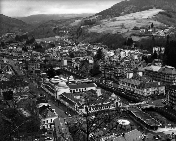 Vue de la ville en direction de l'est, depuis le sommet de la Roche des Fées.