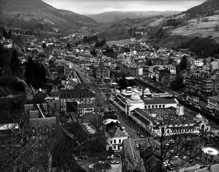 Vue de la ville en direction de l'est, depuis le sommet de la Roche des Fées.