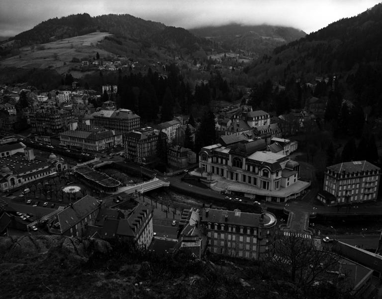 Vue de la ville en direction du sud-est, depuis le sommet de la Roche des Fées.