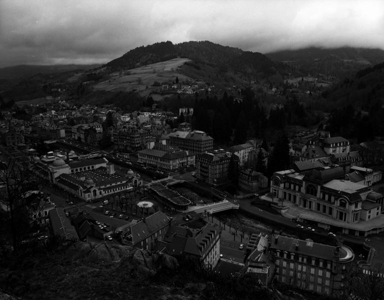 Vue de la ville en direction du sud-est, depuis le sommet de la Roche des Fées.