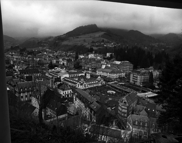 Vue générale de la ville en direction du sud-est, depuis la Roche des Fées.