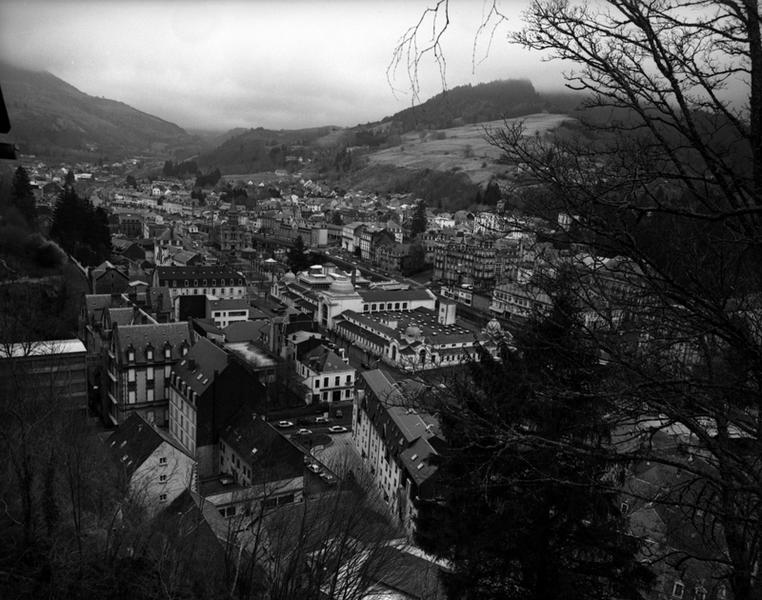 Vue générale de la ville en direction du sud-est, depuis la Roche des Fées.