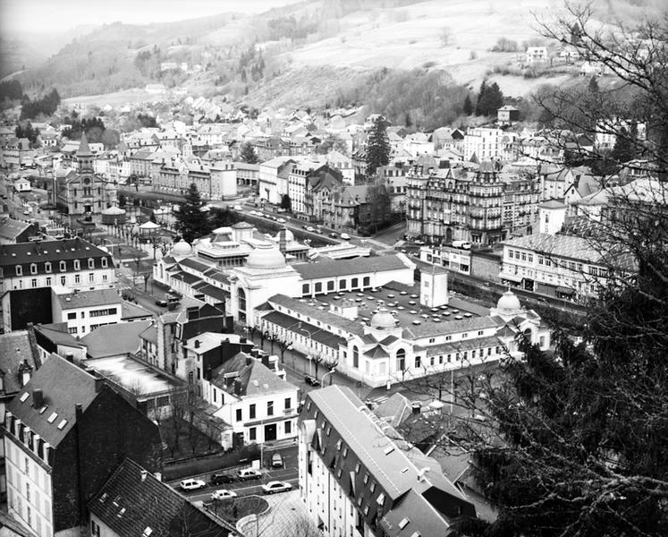 Vue générale de la ville en direction du sud-est, depuis la Roche des Fées.