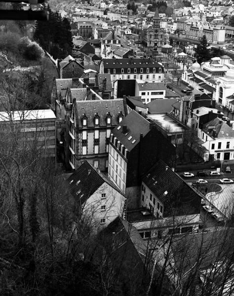 Vue partielle de la ville depuis la Roche des Fées : quartier de l'hôpital thermal Lacoste, et au-delà, des Grands Thermes et de l'église.