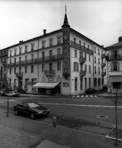 La Bourboule, boulevard Georges-Clemenceau : exemple d'immeuble ayant utilisé, à son échelle, le répertoire architectural des demeures particulières (échauguette d'angle).