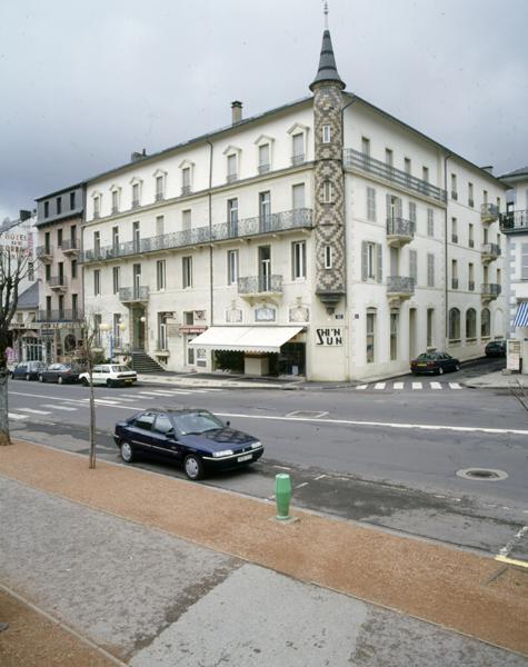 La Bourboule, boulevard Georges-Clemenceau : exemple d'immeuble ayant utilisé, à son échelle, le répertoire architectural des demeures particulières (échauguette d'angle).