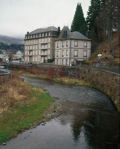 Vue d'ensemble de la maison dans le site (bâtiment de droite sur la photo).