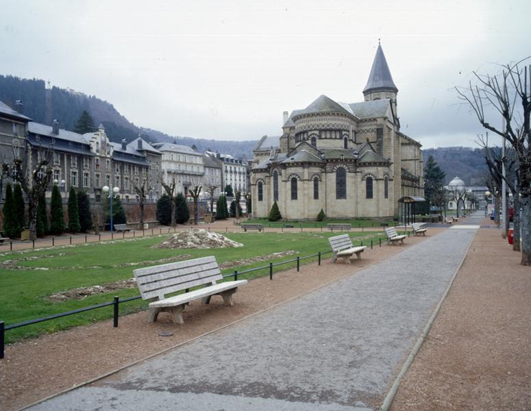 Vue générale du chevet de l'église, depuis l'est