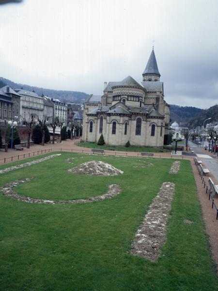 Vue générale du chevet de l'église, depuis l'est