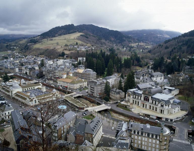 Vue de la ville en direction du sud-est, depuis le sommet de la Roche des Fées.