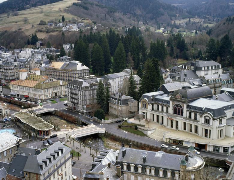 Vue de la ville en direction du sud-est, depuis le sommet de la Roche des Fées.