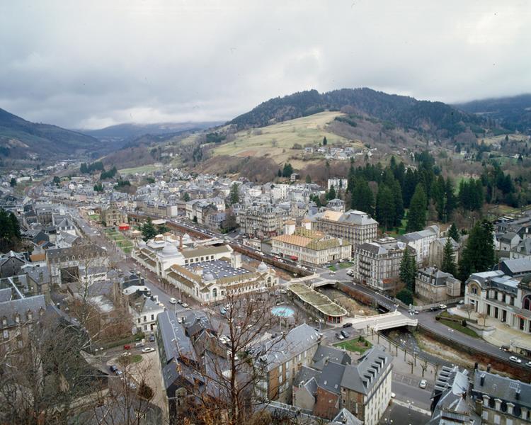 Vue générale de la ville en direction du sud-est, depuis la Roche des Fées.