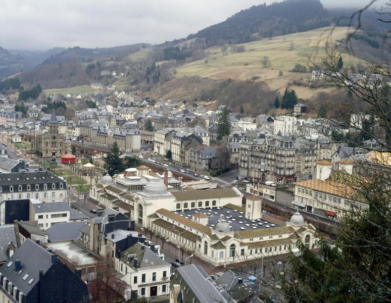 Vue générale de la ville en direction du sud-est, depuis la Roche des Fées.