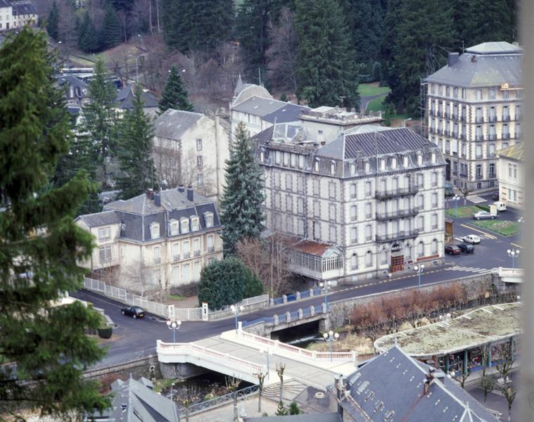 Vue générale de l'hôtel dans le site, depuis la Roche des Fées