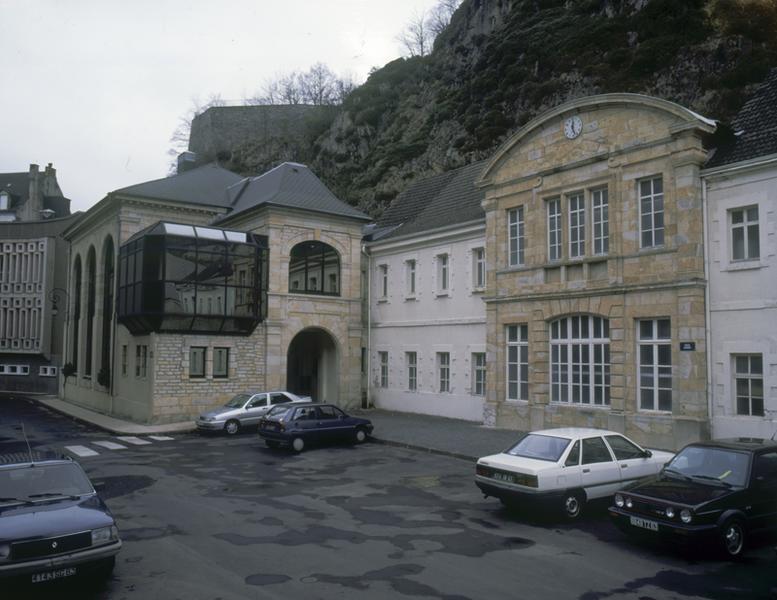 Vue générale des thermes Choussy depuis la place