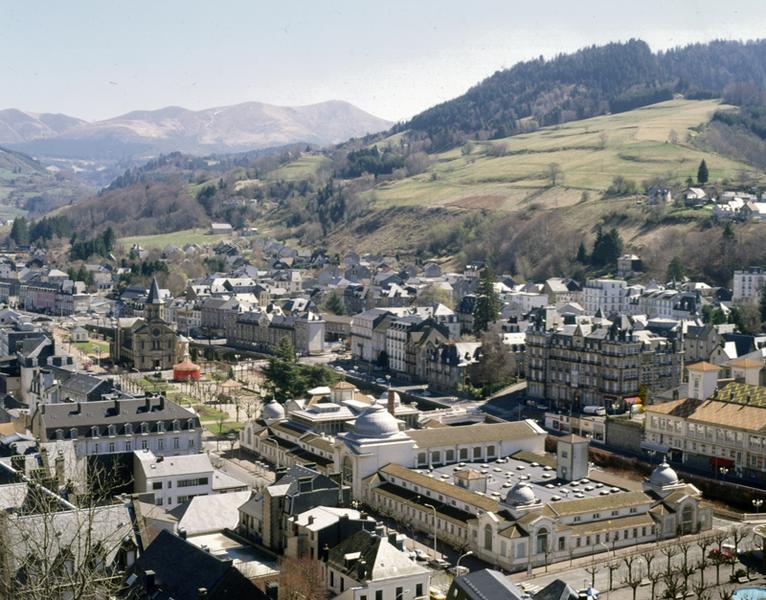 Vue de la ville en direction de l'est, depuis le sommet de la Roche des Fées.