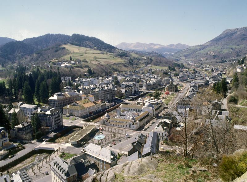 Vue générale de la ville depuis le sommet de la Roche des Fées, au nord-ouest.