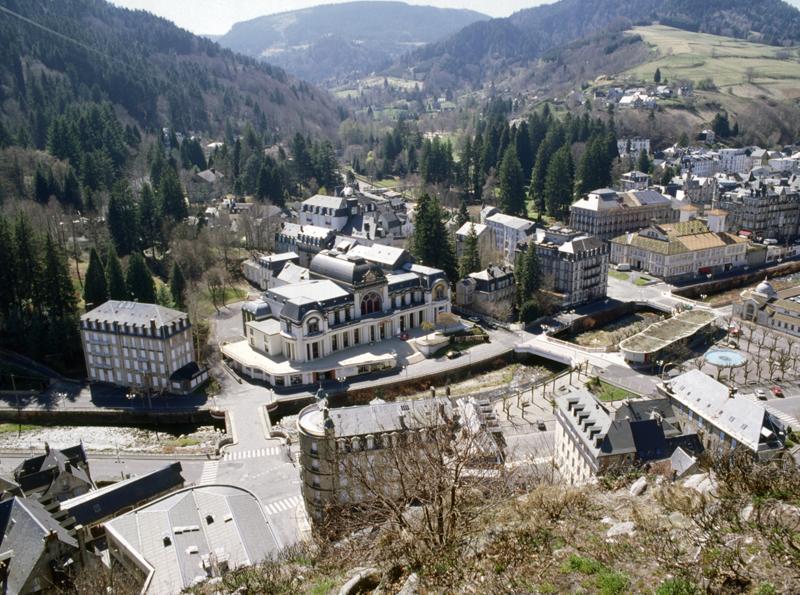 Vue de la ville en direction du sud-est, depuis le sommet de la Roche des Fées.
