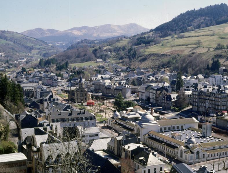 Vue de la ville en direction de l'est, depuis le sommet de la Roche des Fées.