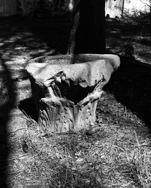 Vue d'un chapiteau, probable vestige de l'ancien château de Vernines