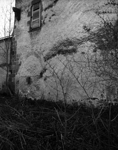 Détail de l'élévation postérieure du bâtiment sud de l'ancien château de Vernines.