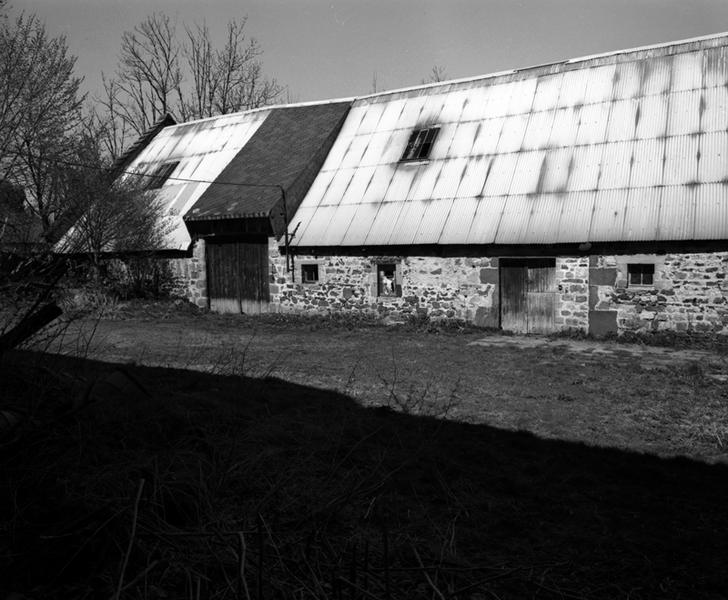 Vue générale de la grange-étable bâtie dans l'enceinte de l'ancien château de Vernines.