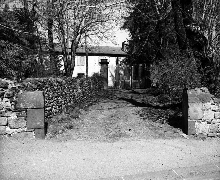 Vue de l'une des entrées, depuis le sud-ouest, de l'ancien château de Vernines.