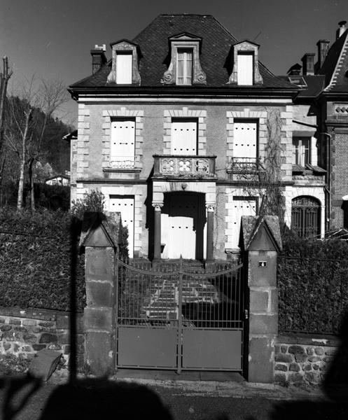 Le Mont-Dore, villa dont les quelques éléments de décor se réfèrent à un mélange de styles historiques.