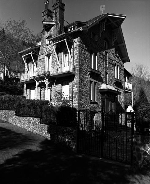 Le Mont-Dore, Villa Les Brises : maison bien représentative du style régionaliste ou pittoresque.