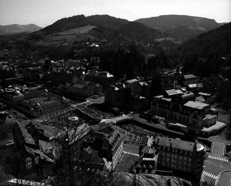 Vue de la ville en direction du sud-est, depuis le sommet de la Roche des Fées.