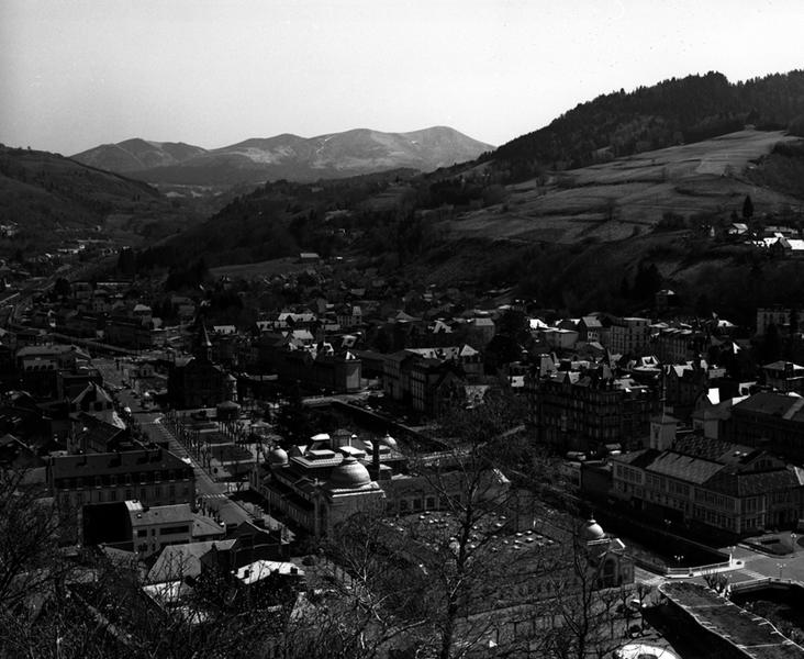 Vue de la ville en direction de l'est, depuis le sommet de la Roche des Fées.