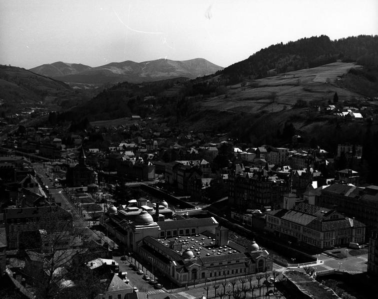 Vue de la ville en direction de l'est, depuis le sommet de la Roche des Fées.