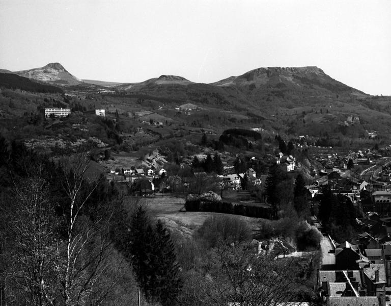 Vue partielle de la ville et du site en direction de l'est