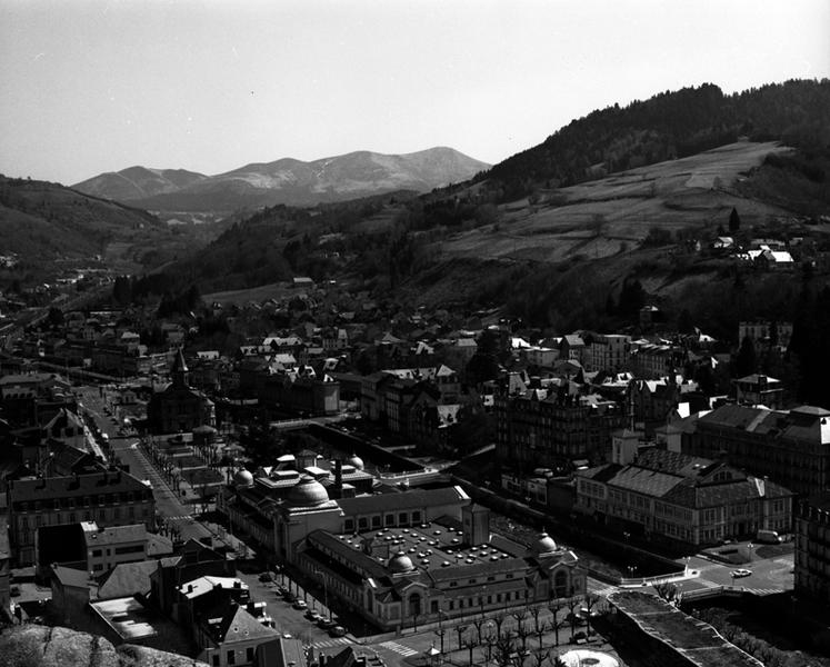 Vue de la ville en direction de l'est, depuis le sommet de la Roche des Fées.