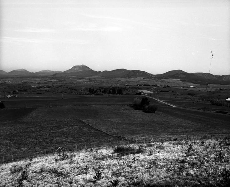 Vue des Monts Dôme et de la commune de Vernines, depuis le Puy de la Garde.