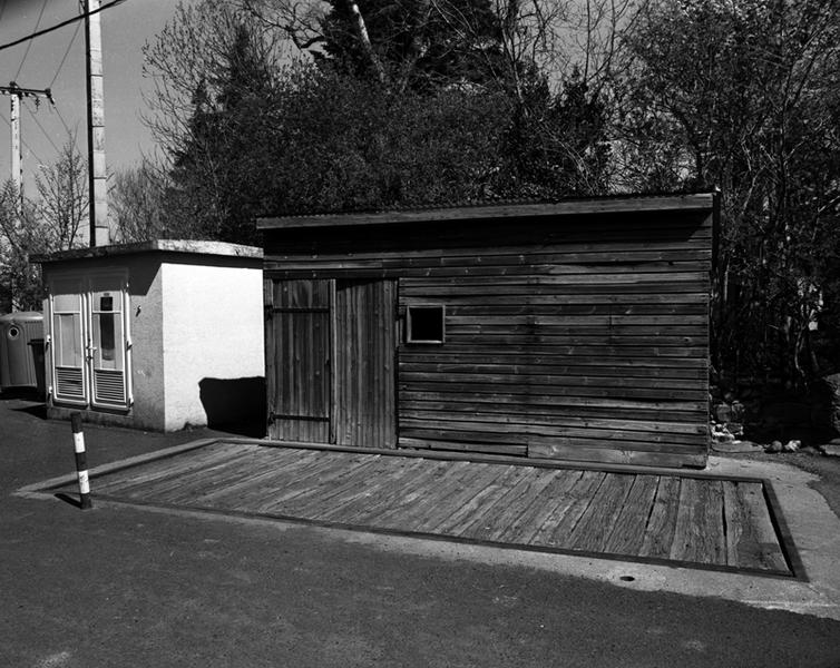 Vue générale d'un poids public au village de Vernines