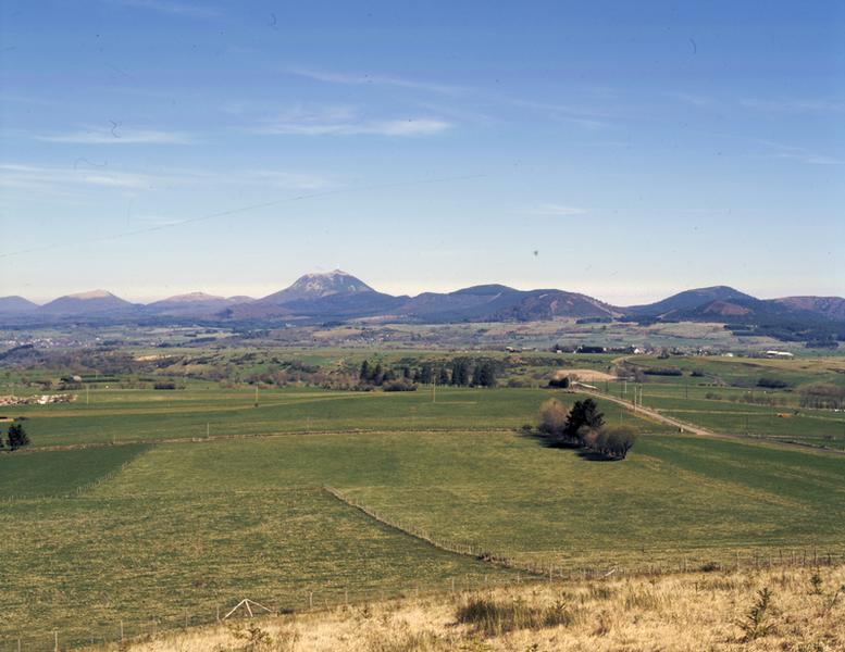 Vue des Monts Dôme et de la commune de Vernines, depuis le Puy de la Garde.