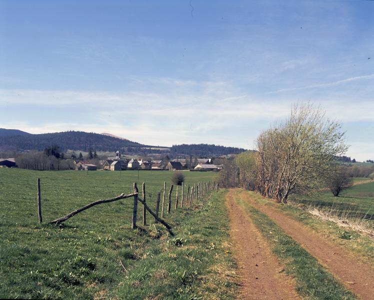 Vue générale du village de Vernines depuis le secteur de la Pointésie