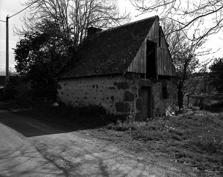 Vue générale d'un four à pain au Moulin de Villejacques, sur la commune de Saint-Bonnet-près-Orcival.