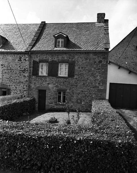 Vue de la maison du directeur du relais de poste de Villejacques, sur la commune de Saint-Bonnet-près-Orcival.