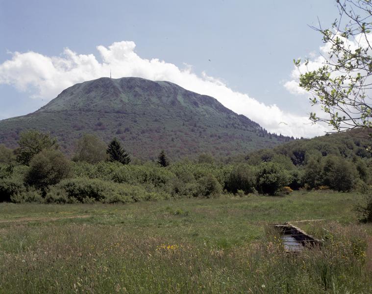 Paysage de la commune de Ceyssat : le Puy de Dôme depuis Laschamp
