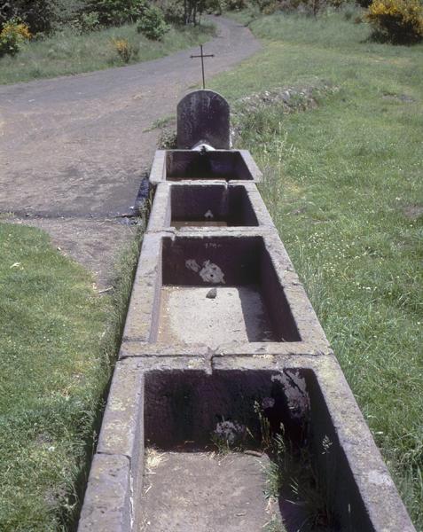 Vue générale d'une fontaine à bacs en série (Bac de Ceyssat, Ceyssat)