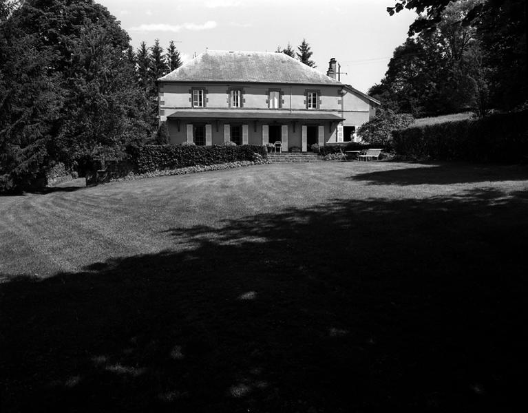 Vue générale de la propriété de M. Mallet, ancien directeur de l'observatoire du Puy de Dôme (Le Gerys, commune de Ceyssat).