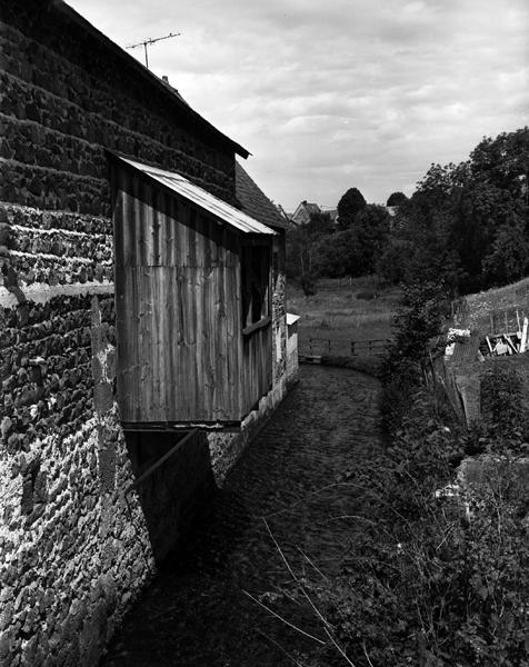 Vue partielle d'un ancien moulin et de son bief (AB 500, Les Moulins, Ceyssat).