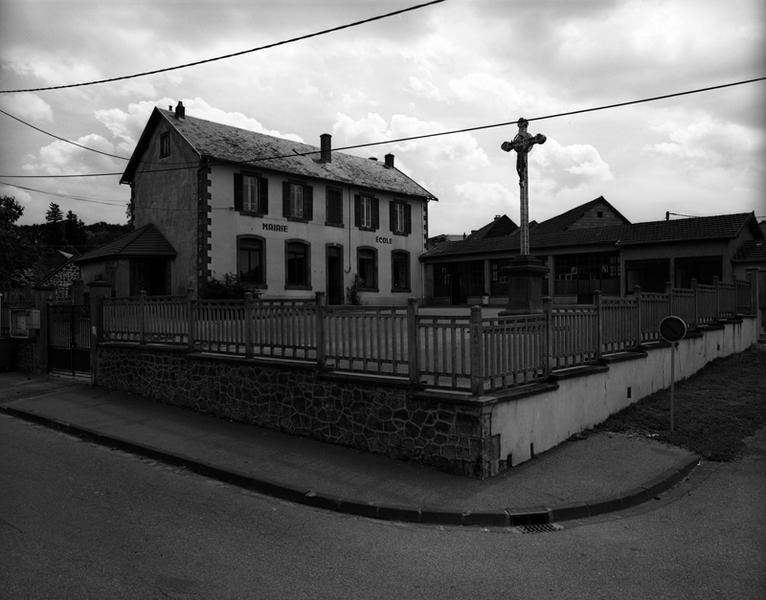 Vue générale de l'élévation principale de la mairie-école de Ceyssat