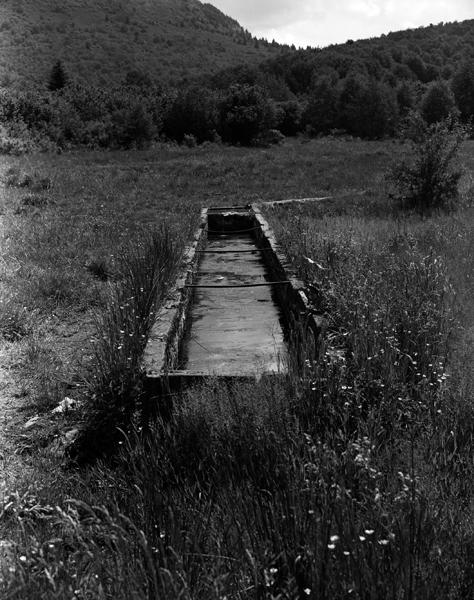 Vue générale d'une fontaine-abreuvoir (Bac de Montmeyre, Ceyssat)