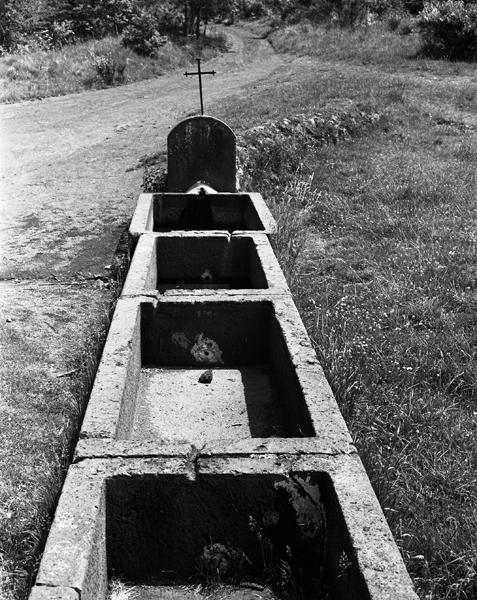 Vue générale d'une fontaine à bacs en série (Bac de Ceyssat, Ceyssat)