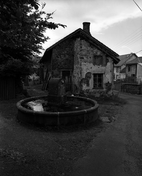 Vue générale d'une fontaine (Les Tavernes, Ceyssat)