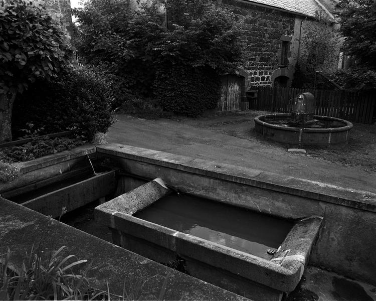 Vue d'ensemble d'un lavoir, d'un abreuvoir et d'une fontaine (Les Tavernes, Ceyssat).